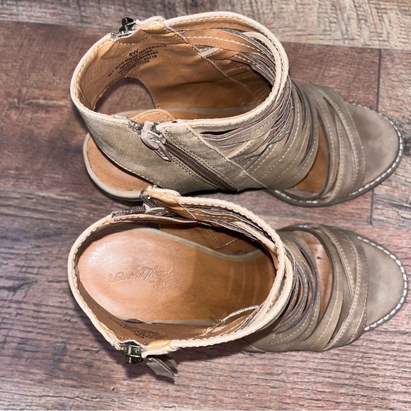 Universal Thread Side Zip Strappy Chunky Heels - Picture 6 of 10